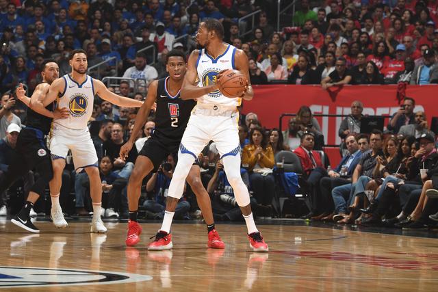 库里三分8中8轰30+10 勇士大胜76人回西部第九