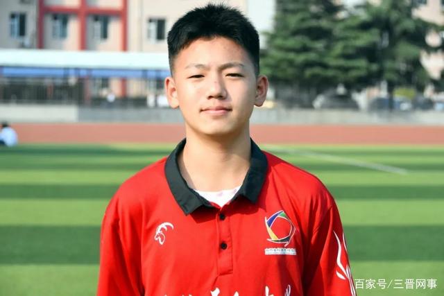 维尼修斯庆祝当选年度最佳球员 把World拼成word