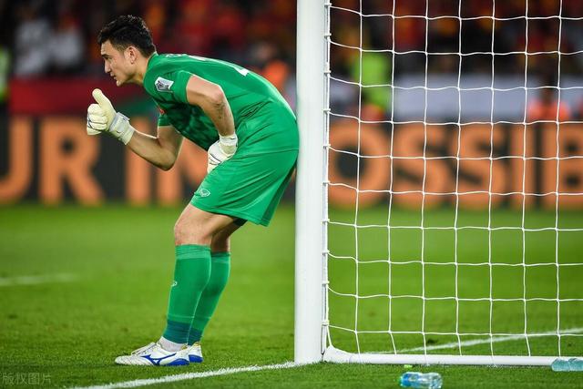 维尼修斯庆祝当选年度最佳球员 把World拼成word